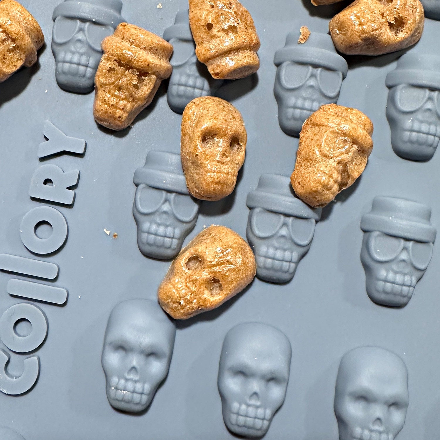 Collory Backmatte für Hundeleckerlis in Totenköpfeformen